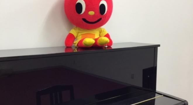 ヤマハ音楽教室のキャラクター「ぷっぷる」は子供たちの人気者。ぷっぷるに見つめられて気持ちも弾みます。