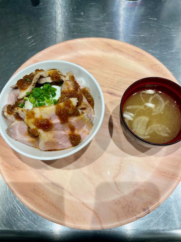 大好評ローストポーク丼　絶賛販売中！